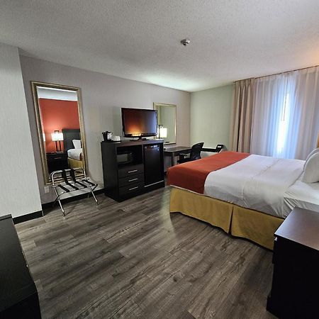 Quality Inn & Suites 5585 Ambler Drive Mississauga Ontario Екстериор снимка