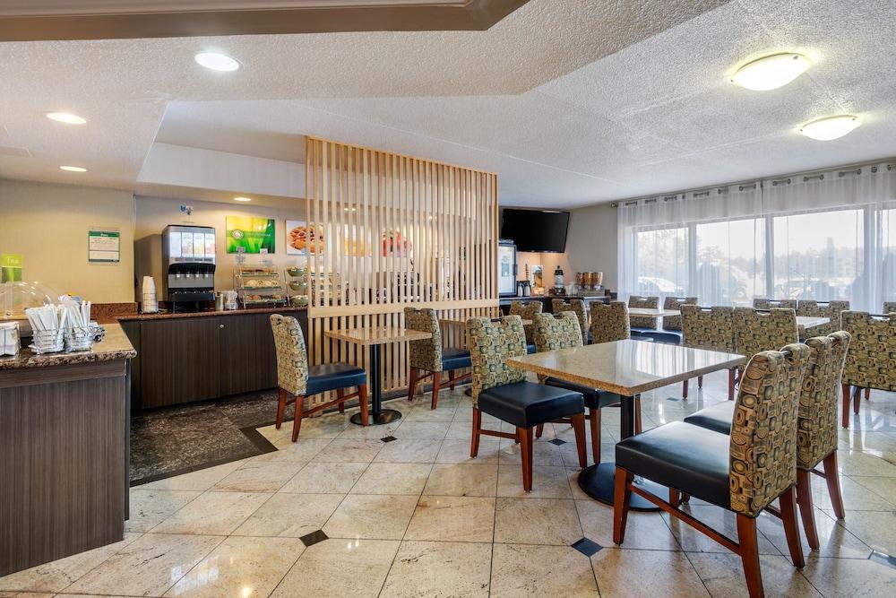 Quality Inn & Suites 5585 Ambler Drive Mississauga Ontario Екстериор снимка