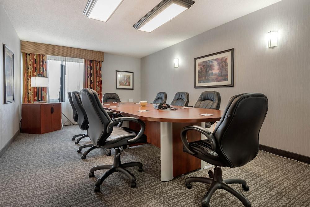 Quality Inn & Suites 5585 Ambler Drive Mississauga Ontario Екстериор снимка