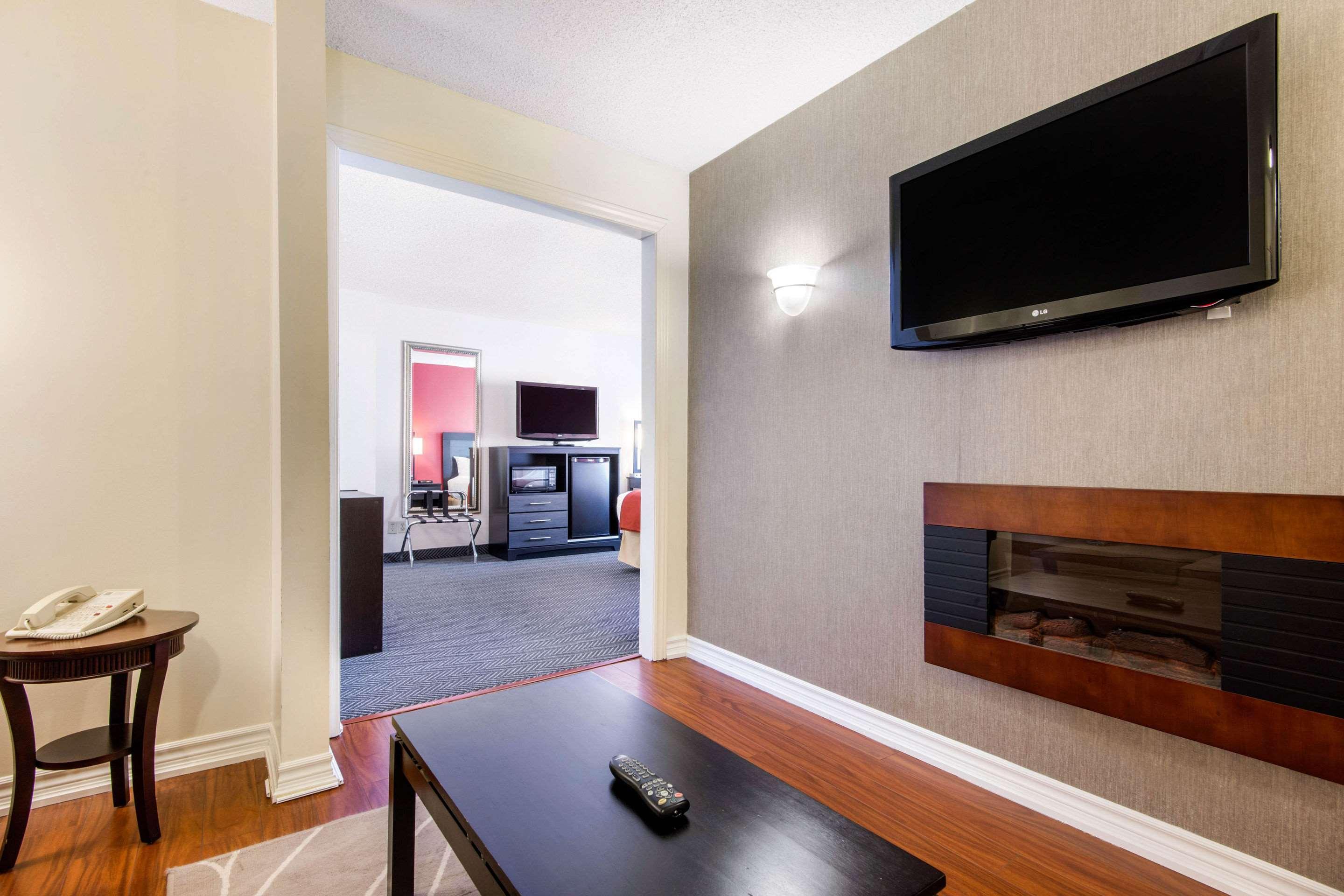 Quality Inn & Suites 5585 Ambler Drive Mississauga Ontario Екстериор снимка
