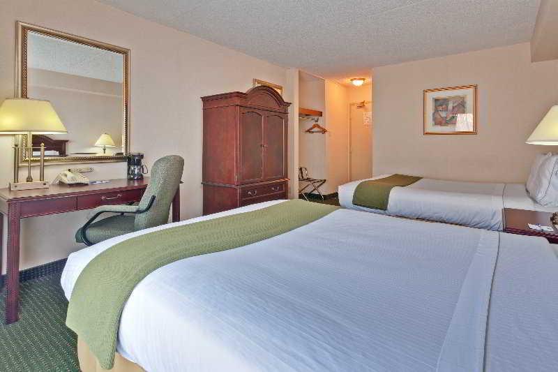 Quality Inn & Suites 5585 Ambler Drive Mississauga Ontario Екстериор снимка