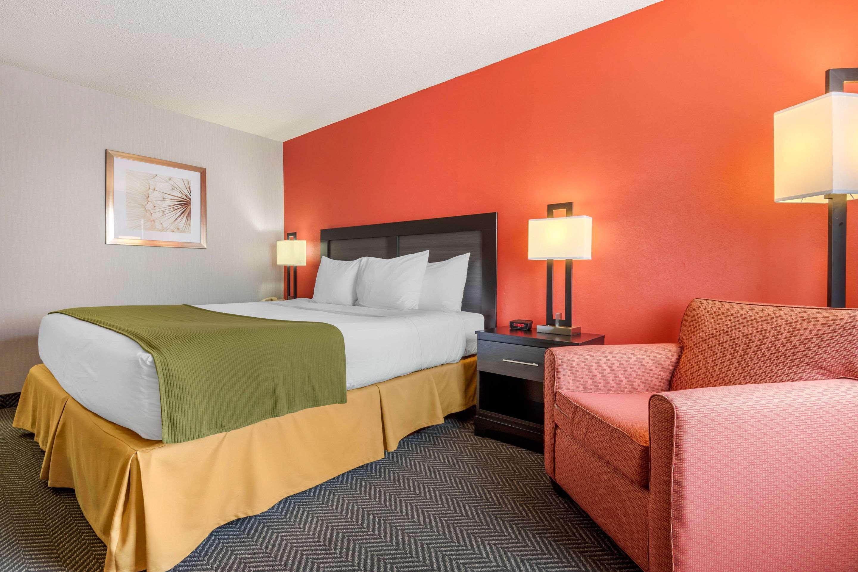 Quality Inn & Suites 5585 Ambler Drive Mississauga Ontario Екстериор снимка