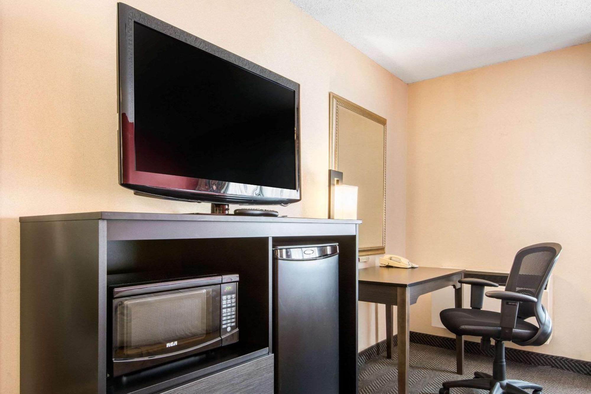 Quality Inn & Suites 5585 Ambler Drive Mississauga Ontario Екстериор снимка