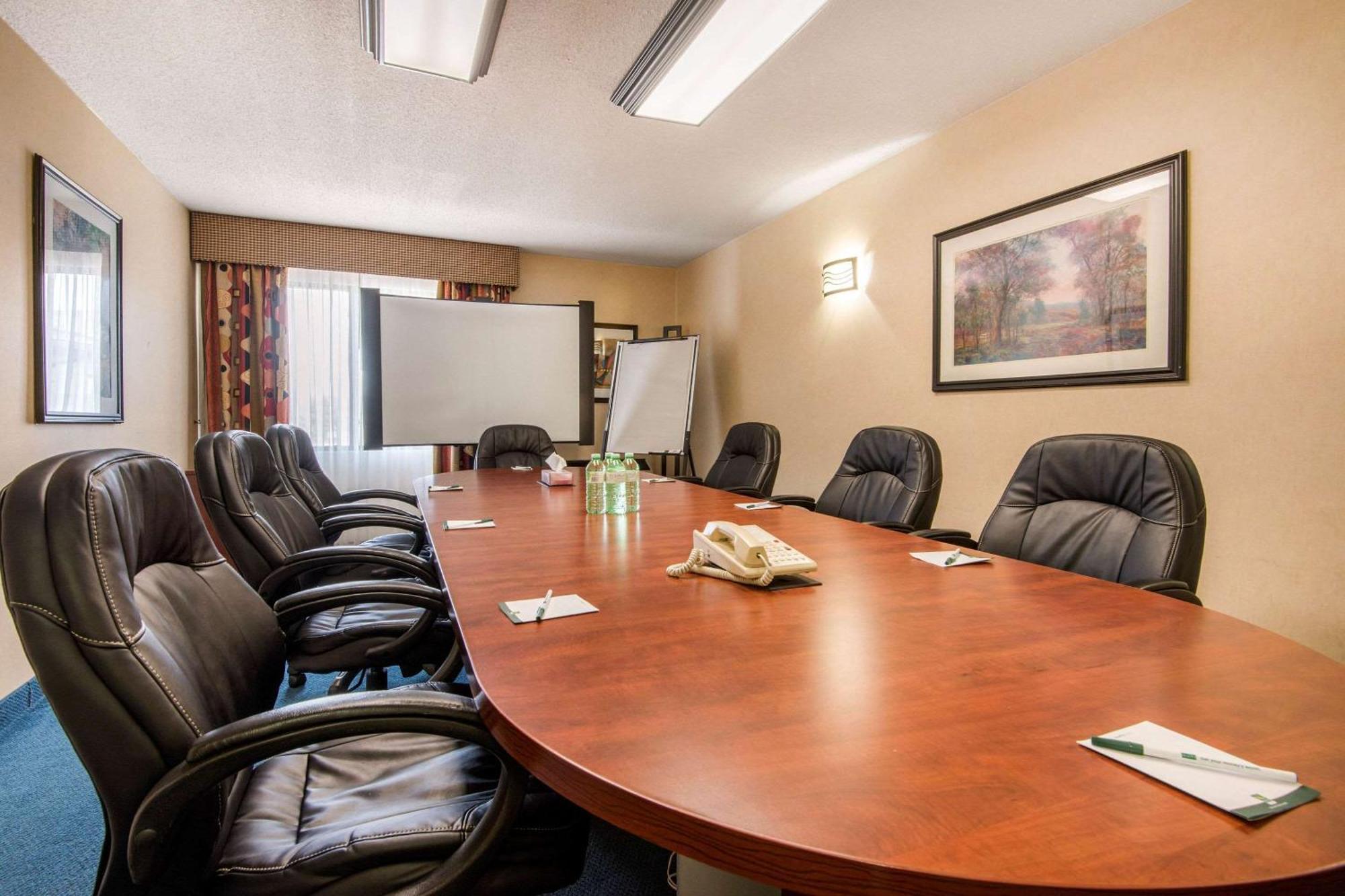 Quality Inn & Suites 5585 Ambler Drive Mississauga Ontario Екстериор снимка