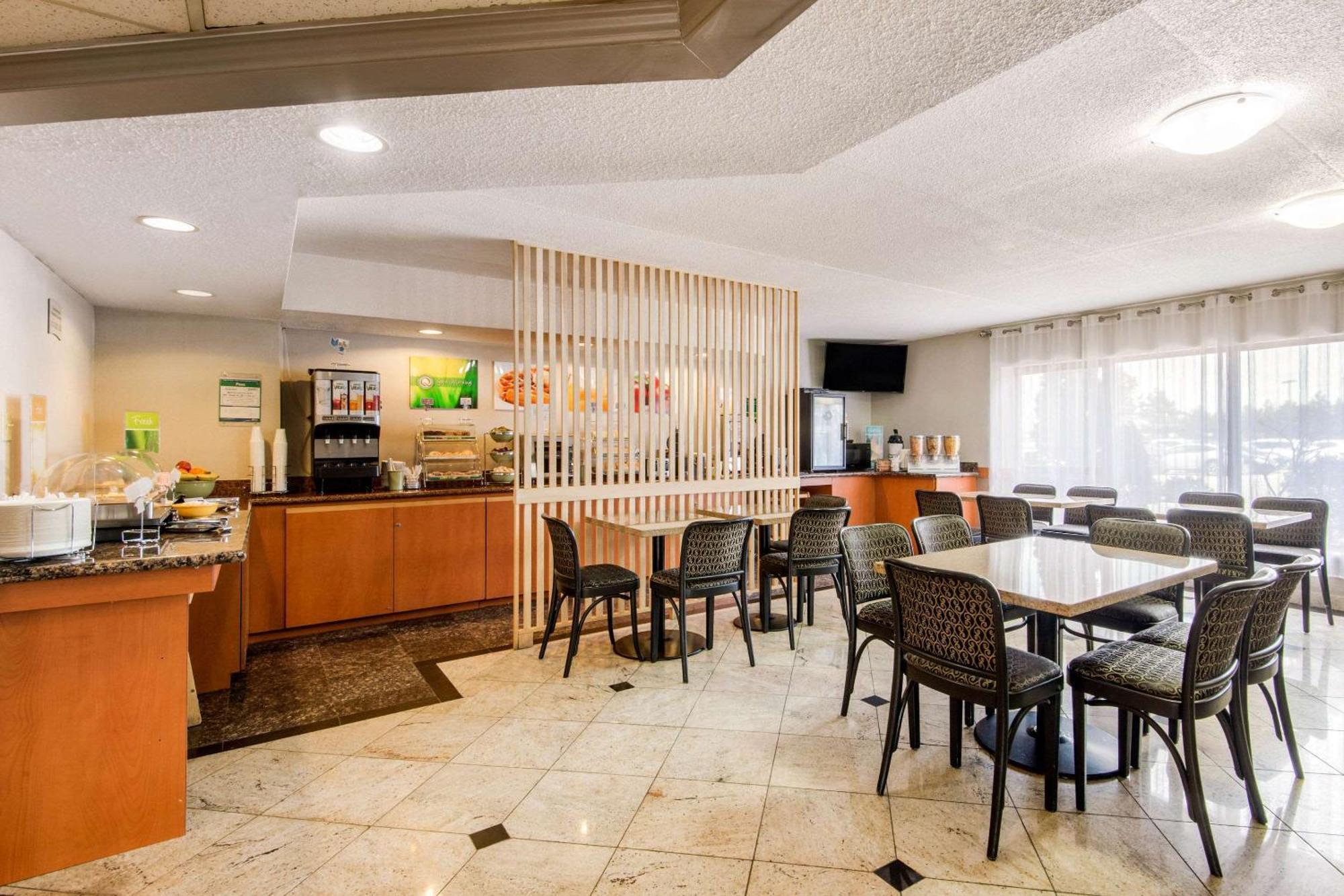 Quality Inn & Suites 5585 Ambler Drive Mississauga Ontario Екстериор снимка