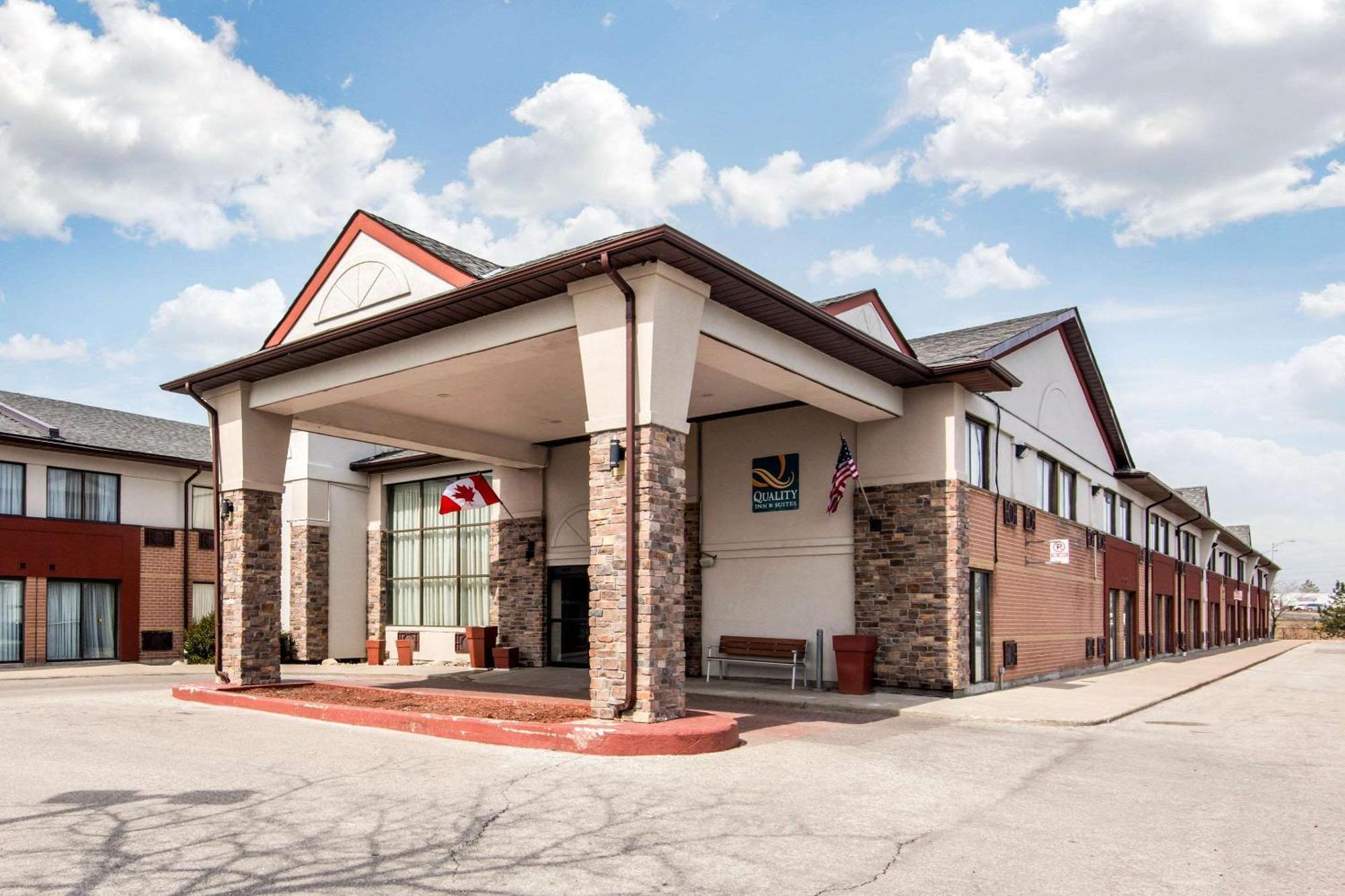 Quality Inn & Suites 5585 Ambler Drive Mississauga Ontario Екстериор снимка