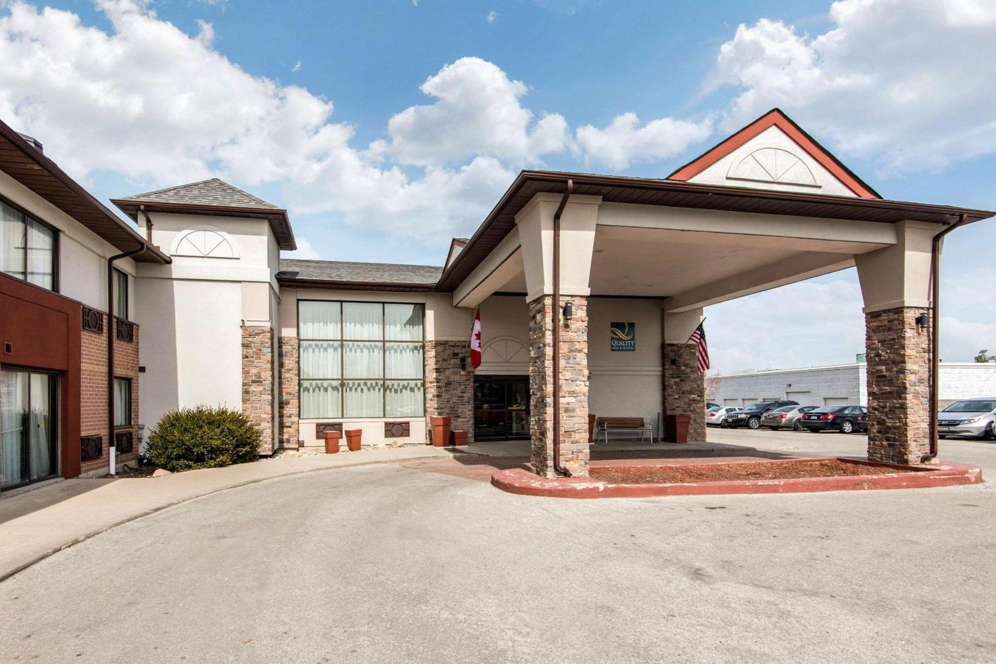 Quality Inn & Suites 5585 Ambler Drive Mississauga Ontario Екстериор снимка