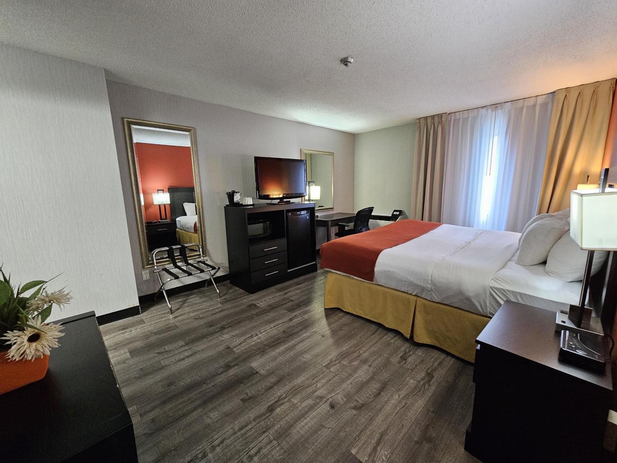Quality Inn & Suites 5585 Ambler Drive Mississauga Ontario Екстериор снимка