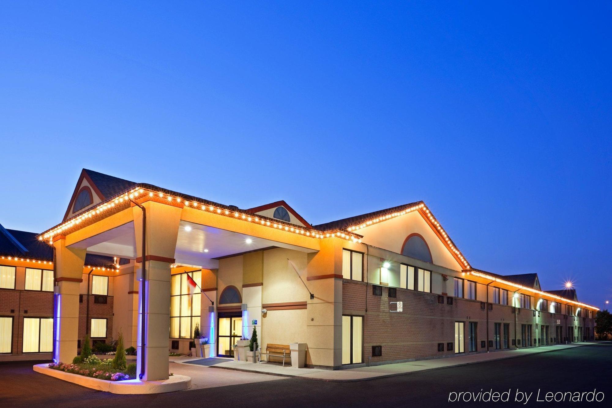 Quality Inn & Suites 5585 Ambler Drive Mississauga Ontario Екстериор снимка