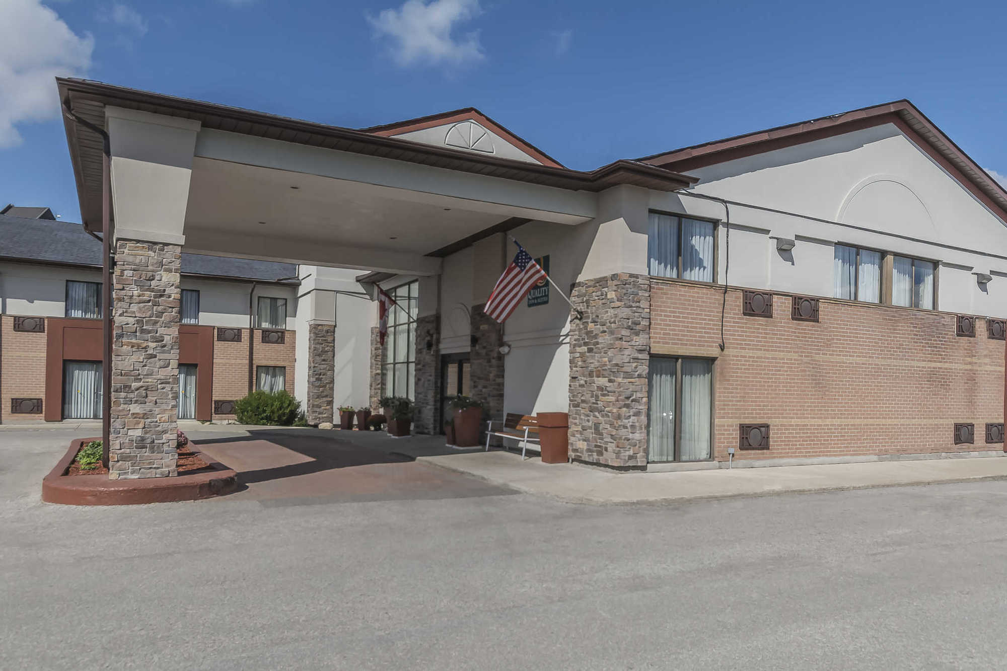 Quality Inn & Suites 5585 Ambler Drive Mississauga Ontario Екстериор снимка