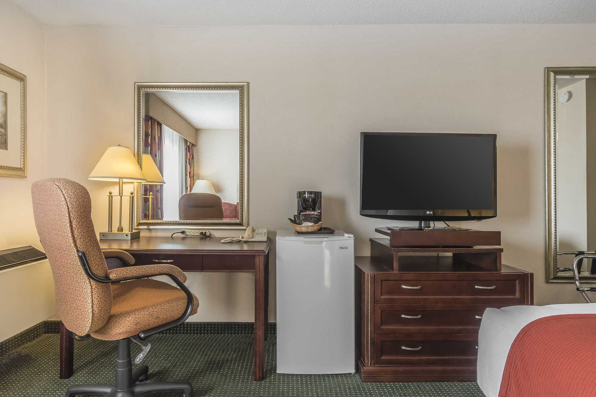 Quality Inn & Suites 5585 Ambler Drive Mississauga Ontario Стая снимка