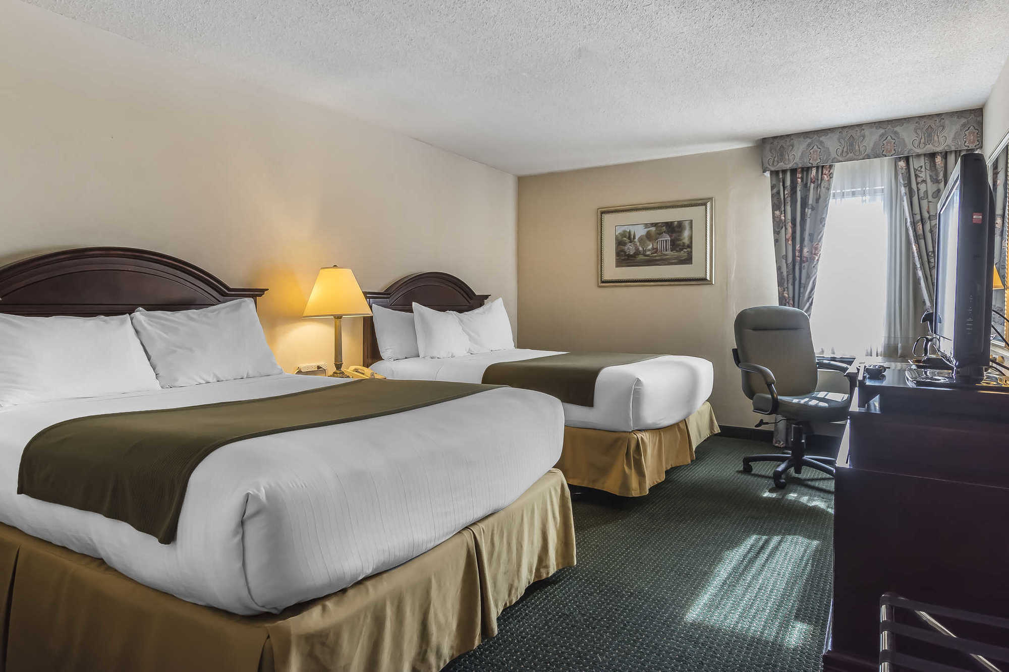 Quality Inn & Suites 5585 Ambler Drive Mississauga Ontario Стая снимка