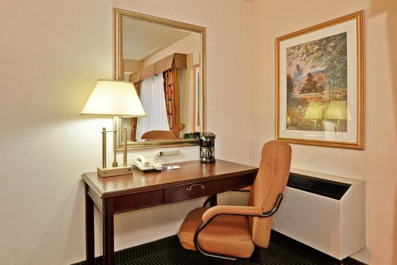 Quality Inn & Suites 5585 Ambler Drive Mississauga Ontario Стая снимка