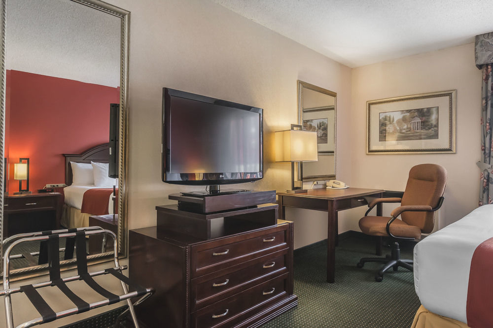 Quality Inn & Suites 5585 Ambler Drive Mississauga Ontario Екстериор снимка