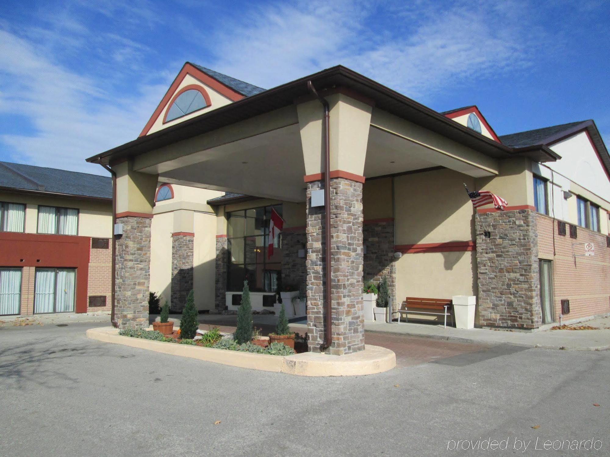Quality Inn & Suites 5585 Ambler Drive Mississauga Ontario Екстериор снимка