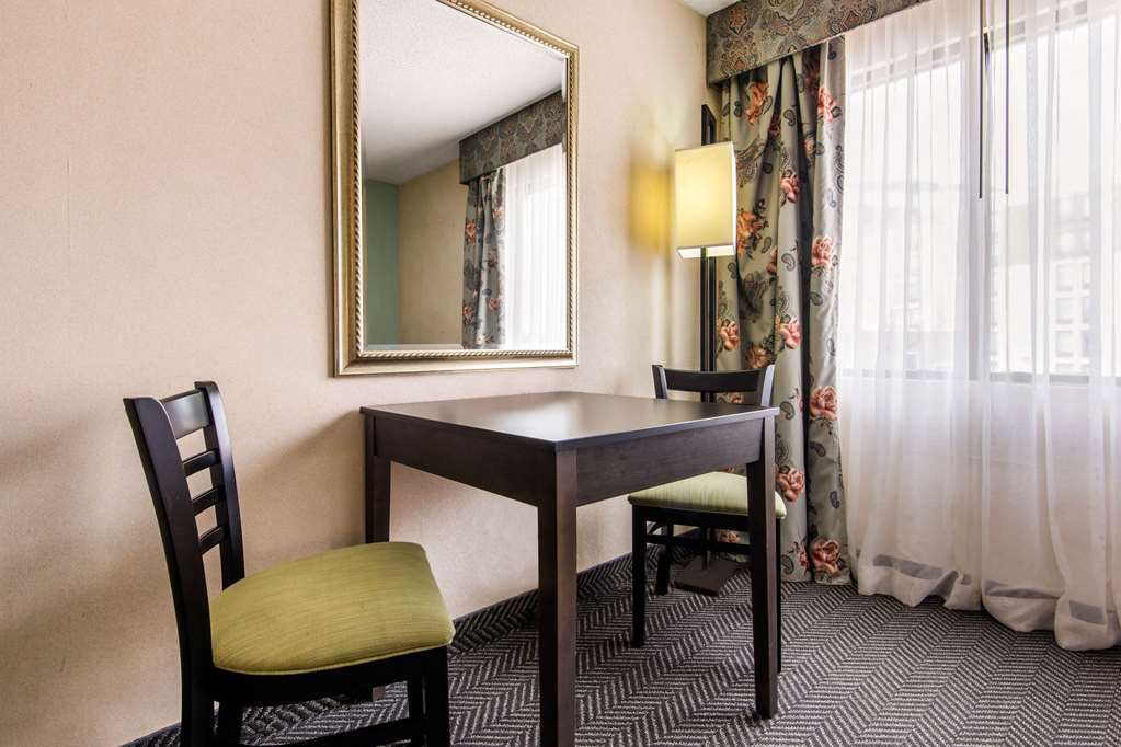 Quality Inn & Suites 5585 Ambler Drive Mississauga Ontario Стая снимка